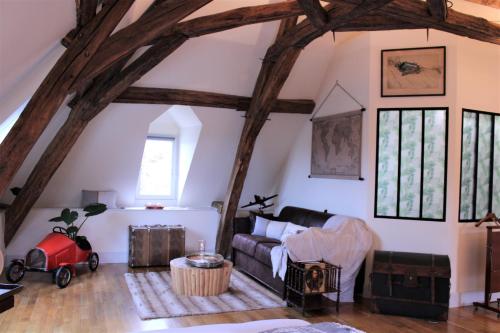 un salon avec un canapé et une table dans l'établissement Chambre d'hôtes 