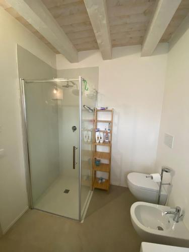 ein Bad mit einer Dusche, einem WC und einem Waschbecken in der Unterkunft CASA MARLU in Vicenza