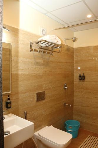 Et badeværelse på Gadiraju Palace Convention Centre & Hotel