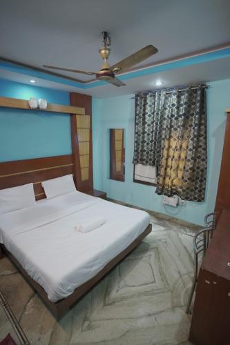 En eller flere senge i et værelse på Hotel Nandi Mahadev By WB Inn