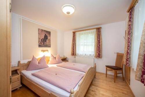 - une chambre avec 2 lits et une fenêtre dans l'établissement Landhaus Nagl, à Altenmarkt im Pongau