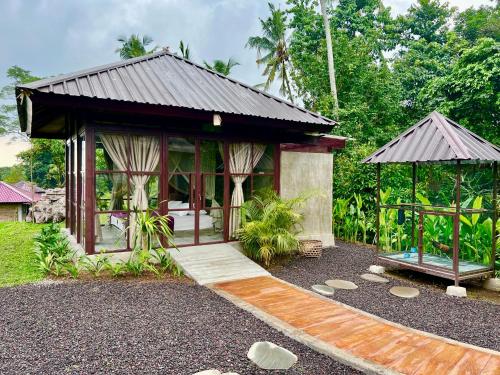 Taman di luar Kubu Astina