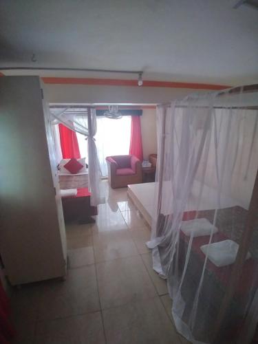 Cette petite chambre comprend un lit et un salon. dans l'établissement Ocean View Nyali Boutique Hotel, à Nyali