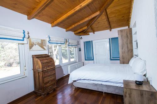 Postel nebo postele na pokoji v ubytování Raise Polydrosos Mountain stay