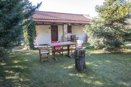 Κήπος έξω από το Raise Polydrosos Mountain stay