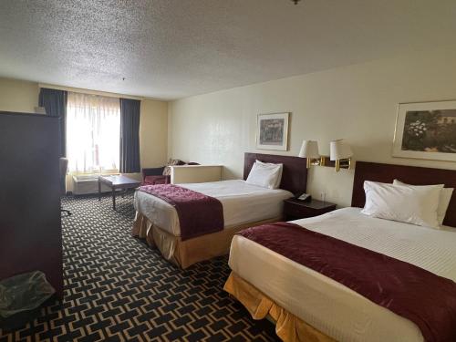 FairfieldにあるBudgetel Inns & Suitesのベッド2台と窓が備わるホテルルームです。