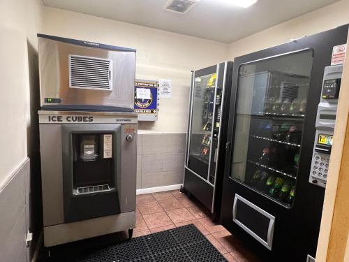 Budgetel Inns & Suites في Fairfield: آلة مكعبات الثلج في غرفة بها ثلاجتين