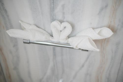 a towel rack with towels on it in a bathroom at Koasa-Hof Ganzes Ferienhaus und Sauna 5 Zimmer 240mq in Cadipietra