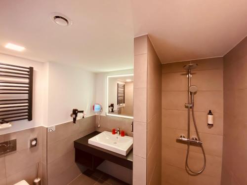 Koupelna v ubytování DORMERO Hotel Hof
