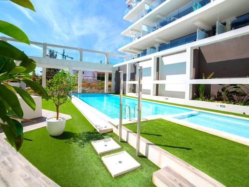 widok zewnętrzny domu z basenem w obiekcie Calpe Beach Sea View w mieście Calpe