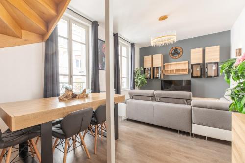 un salon avec une table et un canapé dans l'établissement SPACIEUX CHIC - Confort - Proche Parcs & Thermes, à Vichy