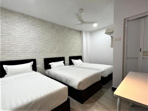 Letto o letti in una camera di Hotel Decentraland Kuala Terengganu