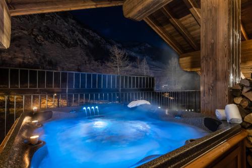 Bazén v ubytování Vail Lodge by Alpine Resorts nebo v jeho okolí