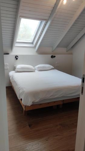 een groot bed in een kamer met een raam bij יערה בכפר קרוב לנחל in Bet Hillel