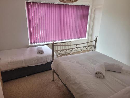 Una cama o camas en una habitación de RentUnique Spinney SpaciousSuper Snug 1 bed home.
