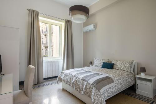A bed or beds in a room at Casa Rorro' nei pressi di Via Roma by Wonderful Italy
