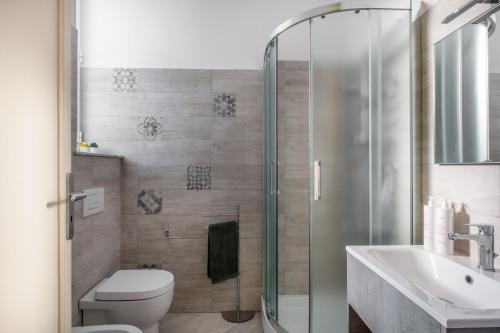 A bathroom at Casa Rorro' nei pressi di Via Roma by Wonderful Italy