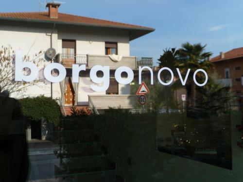 ein Haus mit dem Wort Bozocomoco davor in der Unterkunft Albergo Borgonovo in Badia