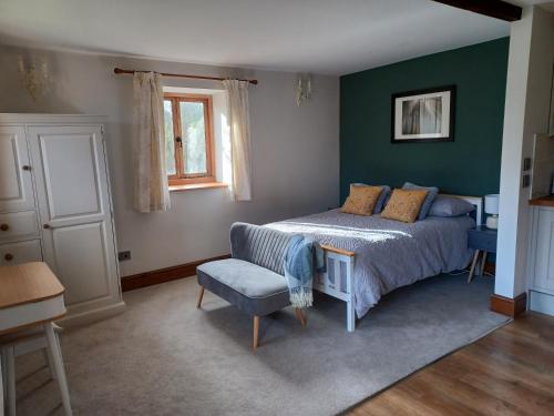 1 dormitorio con 1 cama, 1 silla y 1 ventana en Stowe Fields en Northampton