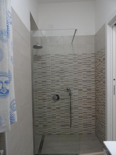 um chuveiro com uma porta de vidro na casa de banho em appartamento fronte mare em Pescara