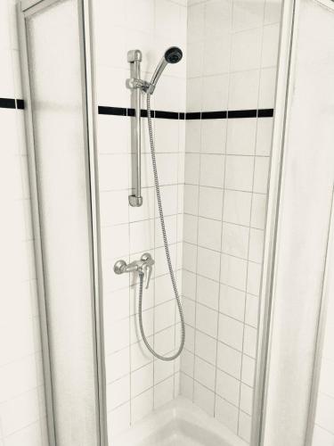 a shower with a hose in a bathroom at Apartment & Monteurzimmer in Vienna