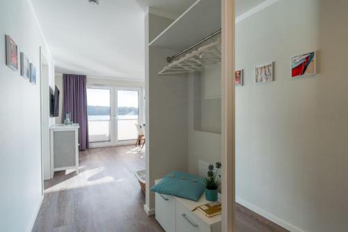 Zimmer mit einem Flur und einem Spiegel in der Unterkunft Apartmenthaus "Kiki", Wohnung "Traumbude" in Heiligenhafen