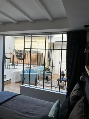 - une chambre avec vue sur le salon dans l'établissement Entre Nous Le Du Bellay, à Saumur