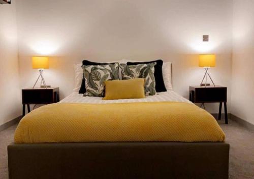 1 dormitorio con 1 cama con 2 lámparas a ambos lados en Doncaster City Centre Deluxe Whole Apartment sleeps 4 D41, en Doncaster