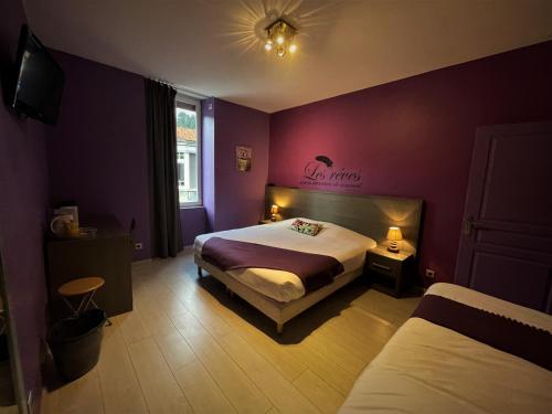 1 dormitorio con paredes de color púrpura, 1 cama y TV en Hotel-Restaurant des Voyageurs, en Le Cheylard