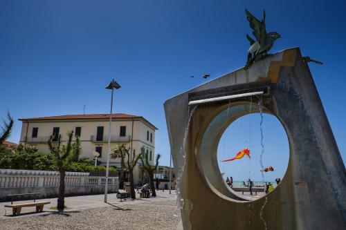 a monument with a bird sitting on top of it at Grande Appartamento in Villa con 2 camere, terrazze, giardino, barbecue e posto auto privato Tutti spazi uso esclusivo in Cecina