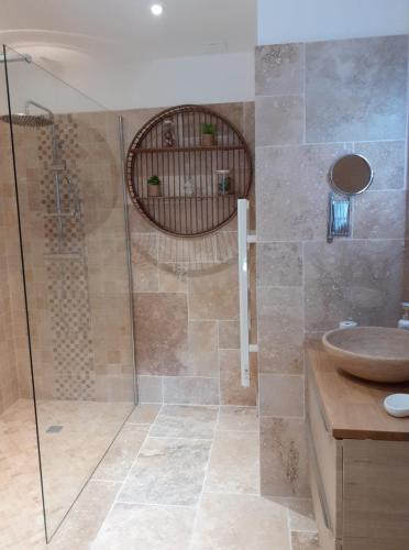 une salle de bain avec douche et lavabo dans l'établissement Gite La vallée du silence, au Beausset