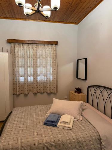 ein Schlafzimmer mit einem Bett mit zwei Handtüchern darauf in der Unterkunft Villa Lochia in Rámia