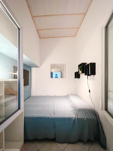 ein kleines Schlafzimmer mit einem Bett und einem Fenster in der Unterkunft Bright Apt For Two At 8 Min From Utopia Cinema in Avignon