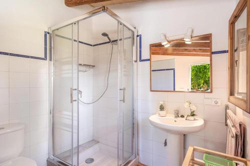 uma casa de banho com um chuveiro e um lavatório. em Finca Campestre Es Verger Blue em Binissalem