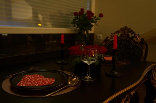 une table avec un cœur sur une plaque en verre dans l'établissement Magnifique Villa le89golden jacuzzi et sauna privatif, à Mulhouse