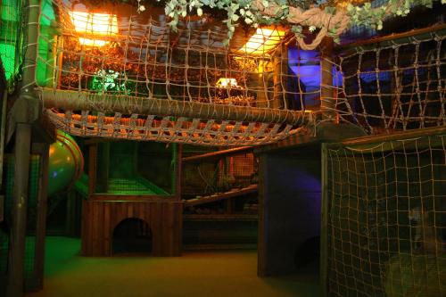 una sala de juegos para niños con un tobogán y un parque infantil en Pontins - Brean Sands Holiday Park, en Burnham-on-Sea