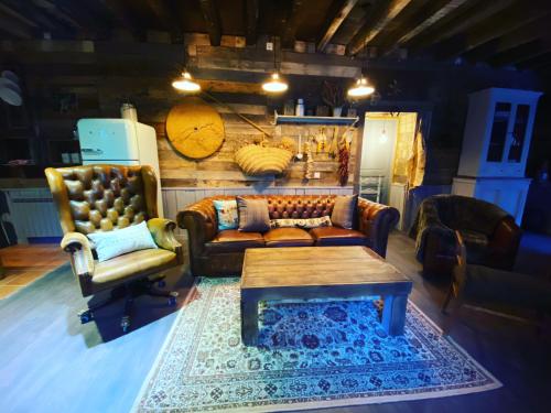 a living room with a couch and two chairs at Cabane Du Cerf in Llivia