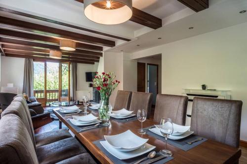 une salle à manger avec une table et un canapé dans l'établissement Luxury Spacious Chalet in Chamonix, à Chamonix-Mont-Blanc