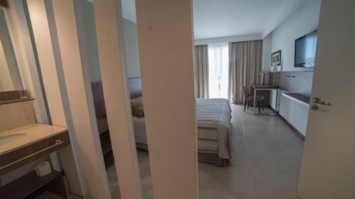 a hotel room with a bed and a mirror at Hotel Estilo MB - Villa Carlos Paz in Villa Carlos Paz