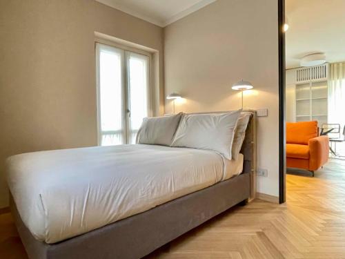 ein Schlafzimmer mit einem großen Bett und einem Spiegel in der Unterkunft Cà Bèla - Moscova in Mailand