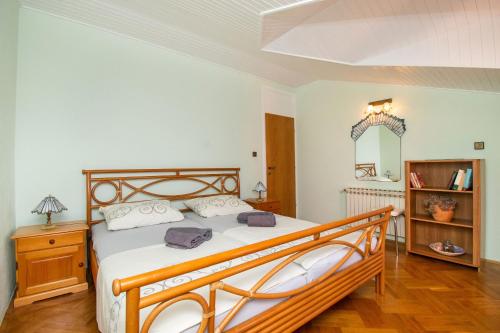 En eller flere senge i et værelse på Apartments and Room Agiss with pool