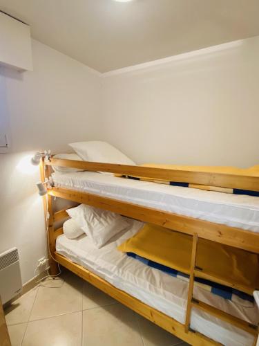 - deux lits superposés dans une chambre dans l'établissement HORTENSIAS - Rez-de-jardin, Vue Mer, Plage - T6, à Carnac