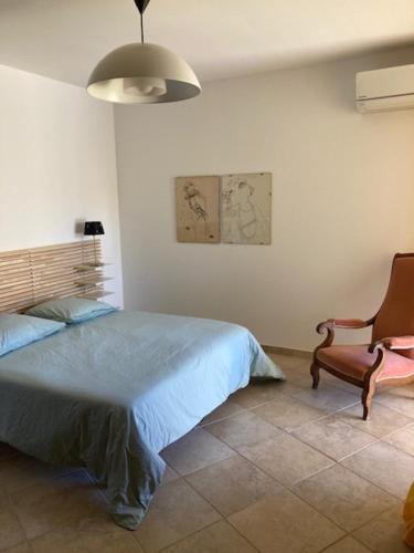 サント・リュシ・ド・ポルト・ヴェッキオにあるVILLA PIETRA ROSSAのベッドルーム1室(ベッド1台、椅子付)
