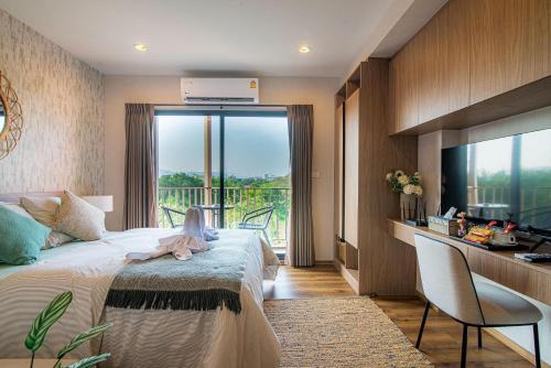 1 dormitorio con cama y ventana grande en La habana huahin by Babara en Hua Hin