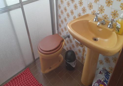 y baño con aseo y lavamanos. en Hostel 3.5 en Ubatuba