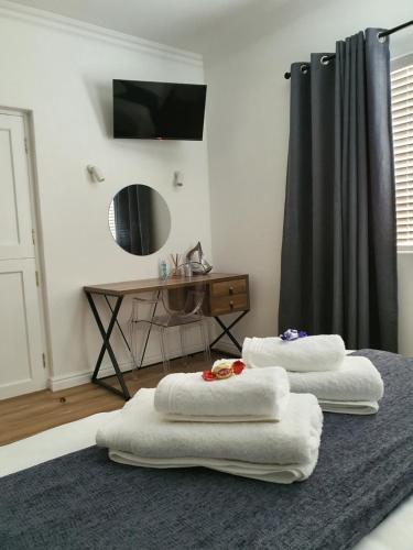 2 toallas blancas en una cama en una habitación en Plett57 - Self Catering - Room No1, en Plettenberg Bay