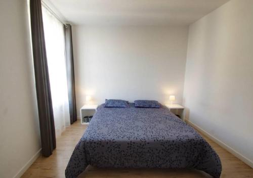 une chambre avec un lit avec deux oreillers bleus dessus dans l'établissement Lovely one bedroom apartment Gambetta Cannes, à Cannes