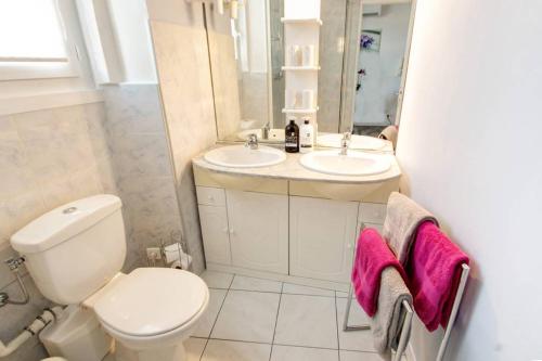 une salle de bain blanche avec des toilettes et un lavabo dans l'établissement Lovely one bedroom apartment Gambetta Cannes, à Cannes