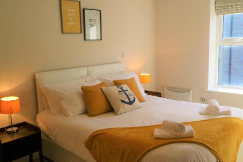 1 dormitorio con 1 cama con 2 toallas en The Ilkley Moors View en Ilkley