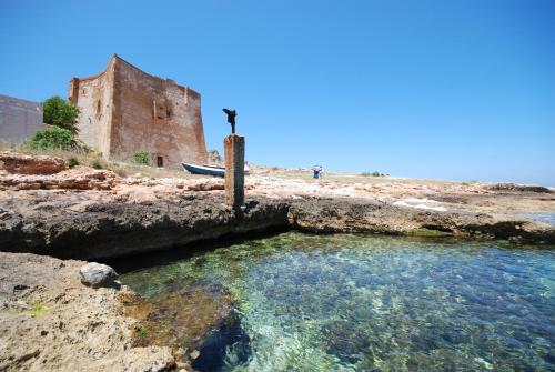 a pool of water in front of a building at Terra d'amare in Castelluzzo